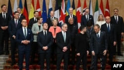 Украинага колдоо көрсөтүү боюнча Лондон саммитине чогулган лидерлер. 2-март, 2025-жыл.