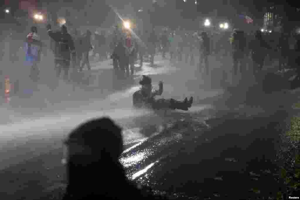 Співробітники МВС застосували водомет проти протестувальників. Коли температура повітря в Тбілісі становила 5°C 