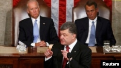 Украина президенты Петро Порошенко артында АКШ вице-президенты Джо Байден (с) һәм Вәкилләр пулаты башлыгы Джон Бейнер