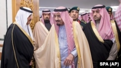 در میان بازداشت‌شدگان، متعب بن عبدالله (چپ)، فرزند پادشاه سابق عربستان فهرست شده است.