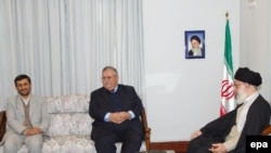 جلال طالبانی، رییس جمهوری عراق در جریان سفر ماه نوامبر سال ۲۰۰۶ به تهران با رهبران جمهوری اسلامی دیدار کرد.( عکس: EPA)
