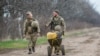 Війна війною, а буденне життя ніхто не скасовував. Військові між позиціями пересуваються виключно у елементах особистого захисту. Це &laquo;залізне правило&raquo;, кажуть, яке вберегло життя не одного військового