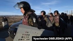 Полицейские в окрестностях села Масанчи, где произошли межэтнические столкновения. Жамбылская область, 8 февраля 2020 года.