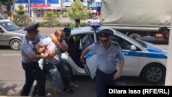 Полицейлердің азаматтарды ұстап жатқан сәті. Шымкент, 9 маусым 2019 жыл.