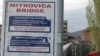 Kosovska Mitrovica, natpis na mostu koji deli grad na srpski i albanski, Foto: Ricki Green. 