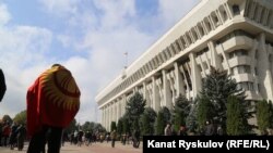 Президенттик администрация нааразылыктын экинчи күнүндө. Бишкек шаары. 6-октябрь, 2020-жыл.