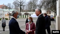 În Lituania, secretarul general NATO a transmis că nici un aliat nu e singur în fața amenințărilor.