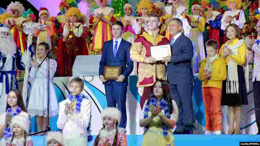 Татарстан президенты Рөстәм Миңнеханов "Кайнар йөрәк" (батырлык күрсәткән укучылар) проекты җиңүчеләрен бүләкли