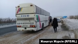 Казакстандын Актөбө облусунда жүргүнчү ташып бараткан автобус. 24-январь, 2018-жыл. Сүрөттүн окуяга тиешеси жок. 