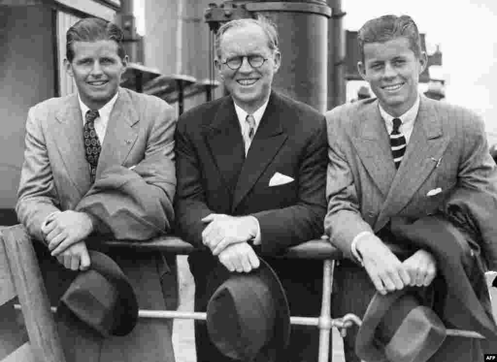 J.F.Kennedy (desno) sa starijim bratom, Josephom (lijevo) i ocem Josephom u Southamptonu, Engleska, 2. juli 1938. Joseph je 1944. ubijen u Drugom svjetskom ratu.