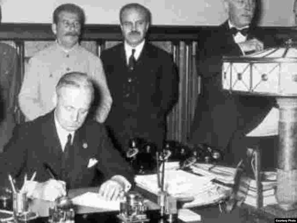 Германия тышкы эшләр министры Йоахим фон Риббентроп килешүне имзалый - Һитлер Риббентроп турында мондый сүзләр әйтә: “Рейх тышкы эшләр министры, партиядәшебез Риббентроп исеме һәрвакыт Германия һәм алман халкының сәяси үсеше белән бәйле булачак.”