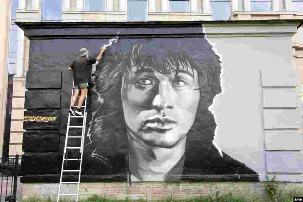 На фото портрет Цоя в центре Санкт-Петербурга. В 2014 году депутат Государственной думы России от прокремлевской партии «Единая Россия» Евгений Федоров сделал сенсационное заявление, утверждая, что песни для Цоя писало ЦРУ США, чтобы уничтожить Советский Союз. Сын Цоя подал на Федорова в суд за клевету на отца