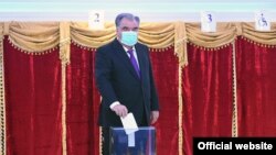 Эмомали Рахмон сайлау учаскесінде дауыс беріп тұр.