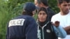 Poliţia franceză evacuând o aşezare ilegală de romi la Saint Martin d'Heres