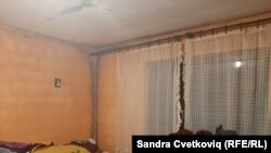 Živorad Nićić vidno je razočaran što predstavnici lokalnih vlasti iz opštine Gračanica, na čijoj teritoriji pripada mesto u kome živi, još uvek nisu došli da ih obiđu, dezinfikuju mu kući i procene štetu.