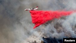 Самолёт тушит пожар в Пасифик-Палисейдс, 11 января