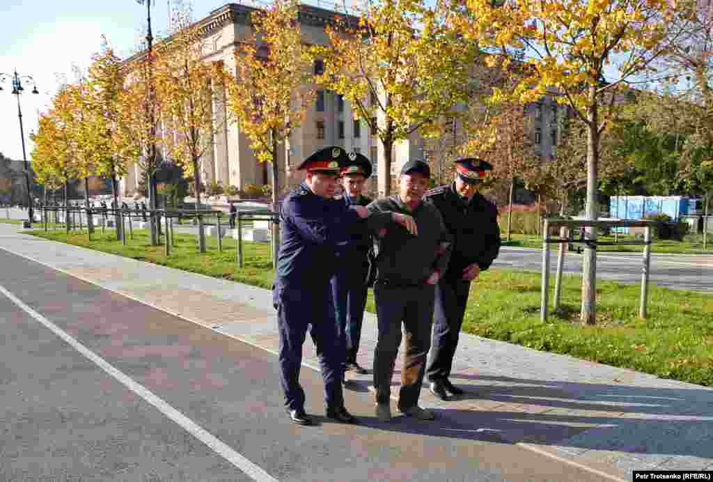 Бір әйелдің күйеуін полицейлер ұстай бастаған кезде әйелі "Оған тиіспеңдер! Онда екі инфаркт болған!" деп айқайлады. "Қалада серуендеп жүруге болмайды! ҚДТ-дан неге соншалықты қатты қорқасыздар? ҚДТ-ның өзін қайдан көріп тұрсыздар?" деді ол. Жарты минуттан соң полицейлер ер адамды жіберді, ерлі-зайыптылар алаң маңынан кетіп қалды. 