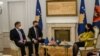 Takimi ndërmjet të dërguarit të SHBA-së për Ballkanin Perëndimor, Gabriel Escobar, të dërguarit të BE-së për dialogun Kosovë-Serbi, Mirosllav Lajçak, dhe presidentes së Kosovës, Vjosa Osmani. Prishtinë, 31 janar, 2022. 