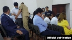 Андижонлик депутатнинг сессия пайтида тинтув қилиниши иддао қилинган сурат. Олий Мажлис депутати Расул Кушербаевнинг телеграм каналидан олиди.