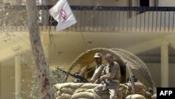 سازمان مجاهدین خلق در جريان جنگ ايران و عراق به حمايت از صدام حسين برخواست و مقر اصلی خود را به اردوگاه اشرف در خارج از بغداد منتقل کرد.