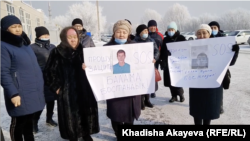 Родственники молодых людей, задержанных в связи с январскими событиями, у здания прокуратуры требуют освободить их близких. Усть-Каменогорск, 11 февраля 2022 года