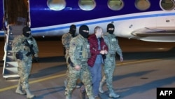 Блогер Александр Лапшин во время экстрадиции в Азербайджан