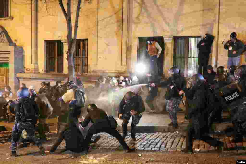Поліція почала розгін акцій протесту. Зазначається, що перед розгоном сталися сутички між правоохоронцями та протестувальниками, які тривали кілька годин.