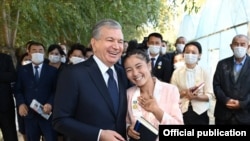 Президент Узбекистана Шавкат Мирзиёев на встрече с гражданами в Бозатауском районе, в десятках километров от Нукуса, столицы автономной республики Каракалпакстан. 21 сентября 2021 года