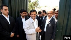 محمود احمدی‌نژاد مقابل ورودی نهاد ریاست جمهوری در اردیبهشت ۸۸