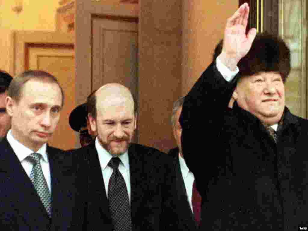 Ровно 10 лет назад президент РФ Борис Ельцин объявил о досрочном уходе со своего поста и о временной передаче полномочий Владимиру Путину. Владимир Путин, Александр Волошин и Борис Ельцин, Кремль, 31 декабря 1999 года