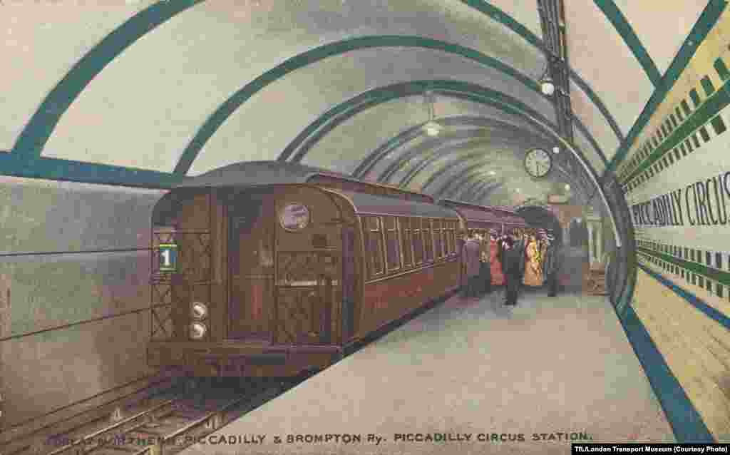 Почтовая открытка 1906 года с поездом на станции "Пикадилли".