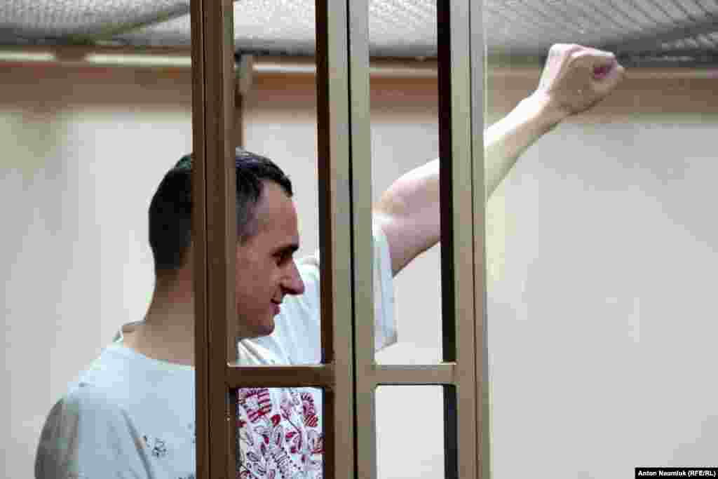 Олег Сенцов пен өзге украиналық үш азамат – Александр Кольченко, Алексей Черный және Геннадий Афанасьев 2014 жылдың мамырында Ресей аннексиялап алған Қырым территориясында «террорлық шабуыл жасамақ болды» деген айыппен ұсталған. Бұған дейін Ресей соты украиналық Алексей Черный мен Геннадий Афанасьевті «террорлық ұйым құрамына кірді» деген айыппен жеті жылға соттаған.