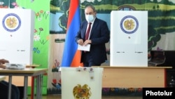 Վարչապետի պաշտոնակատար Նիկոլ Փաշինյանը մասնակցում է ԱԺ արտահերթ ընտրությունների քվեարկությանը, 20 հունիսի, 2021թ.