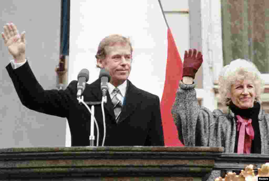 29 декабря 1989 года Вацлав Гавел был избран президентом Чехословакии. На фото он с супругой Ольгой приветствует граждан на Пражском Граде. 