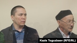 Кенжебек Абишев (справа) и Алмат Жумагулов, обвиняемые по «делу джихадистов». Алматы, 10 сентября 2018 года.