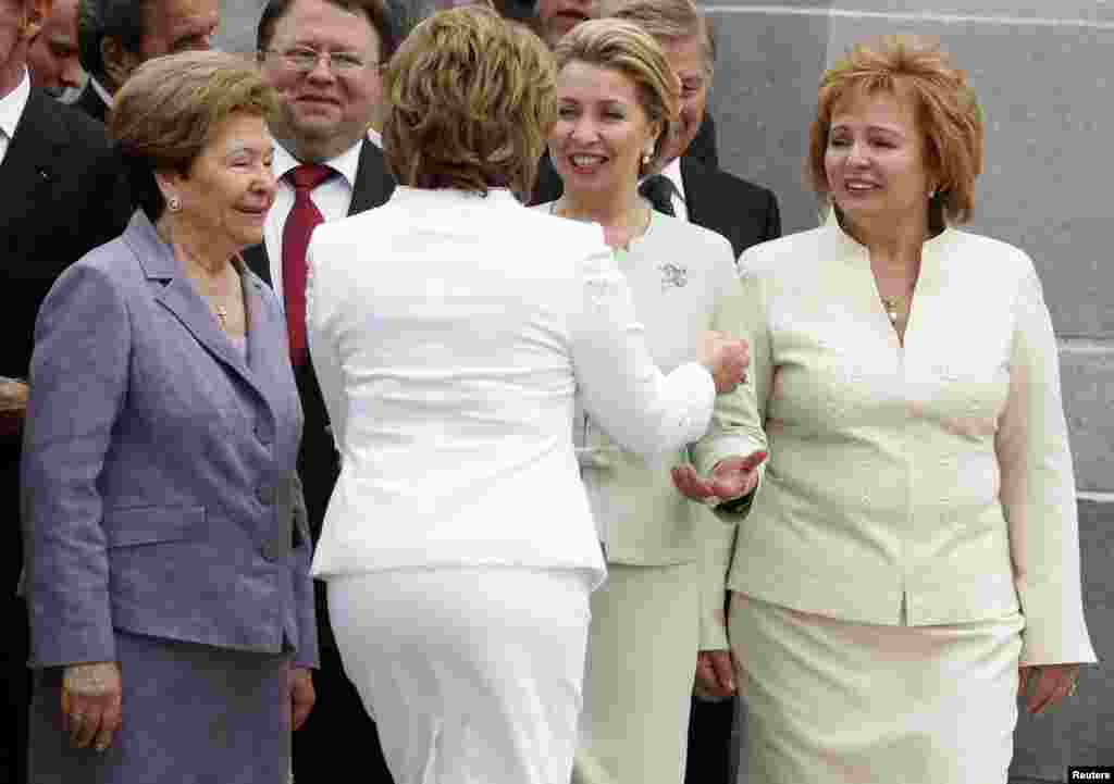 Людмила Путина (справа), Светлана Медведева - супруга экс-президента России Дмитрия Медведева (вторая справа), спикер Совета Федерации Валентина Матвиенко и Наина Ельцина, вдова бывшего президента России Бориса Ельцина, на инаугурации Владимира Путина на пост президента в Кремле. Москва, 7 мая 2012 года.