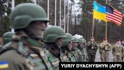 Amerikai és ukrán katonák a „Rettenthetetlen védelmező” nevű közös ukrán–amerikai hadgyakorlat megnyitó ünnepségén, 2015. április 20-án