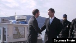 Američki ambasador Patrik Mun predaje brod direktoru Granične policije BiH Vinku Dumančiću, 17. decembar 2010, Neum