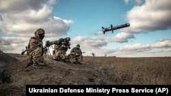 Украинанын аскерлери Донецк аймагындагы аскердик машыгуу өткөрүп жаткан учур, 23-декабрь 2021-жыл. 