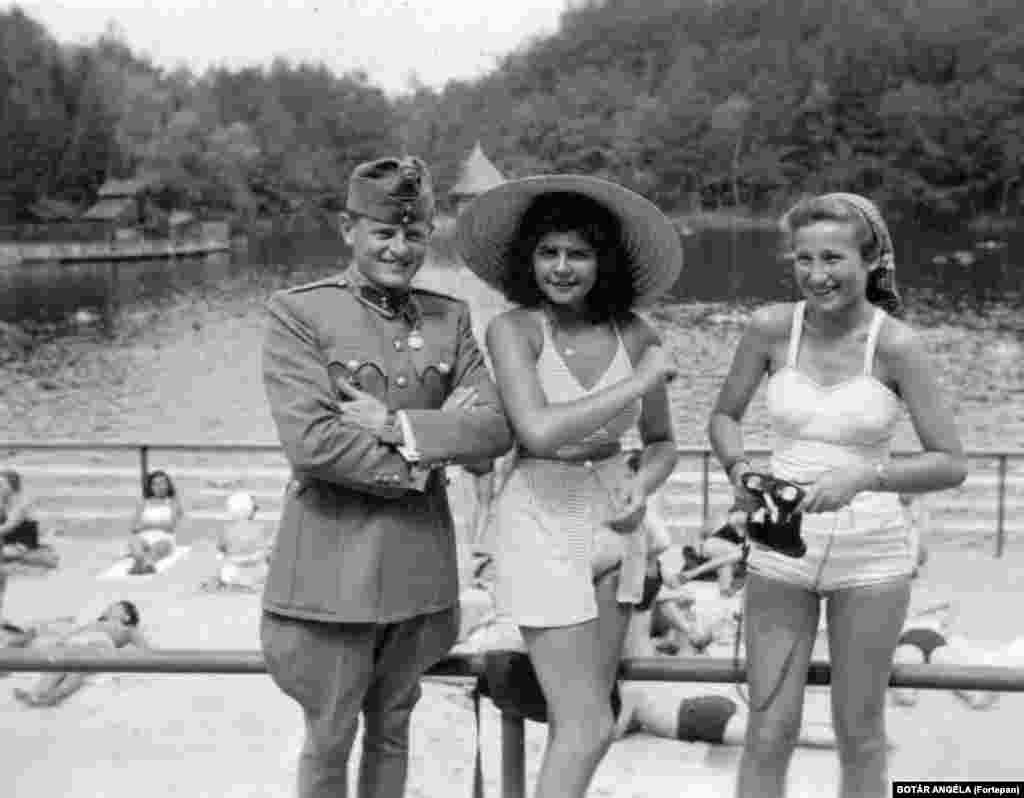 Венгерский солдат и местные жительницы. Северная Трансильвания, 1942 год. 