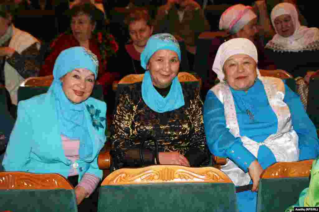 Шагыйрә Дилә Булгакова (с), “Сәхибҗамал” оешмасының могтәбәр рәисе Динә Морзакаева һәм “Ак калфак” оешмасы рәисе Люция Вафина