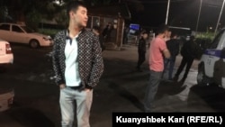Әуезов аудандық полиция бөліміне әкелінген адам. Алматы, 11 маусым 2019 жыл.