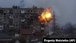 Обстрел дома в Мариуполе (архивное фото)