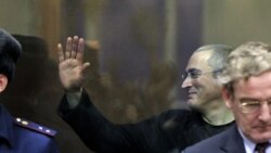 Экс-глава компании "ЮКОС" Михаил Ходорковский на скамье подсудимых. Москва, 30 декабря 2010 года.