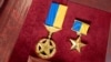 Ордена «Золотая Звезда» и единая миниатюра ордена, которыми награждают граждан Украины. Иллюстративное фото
