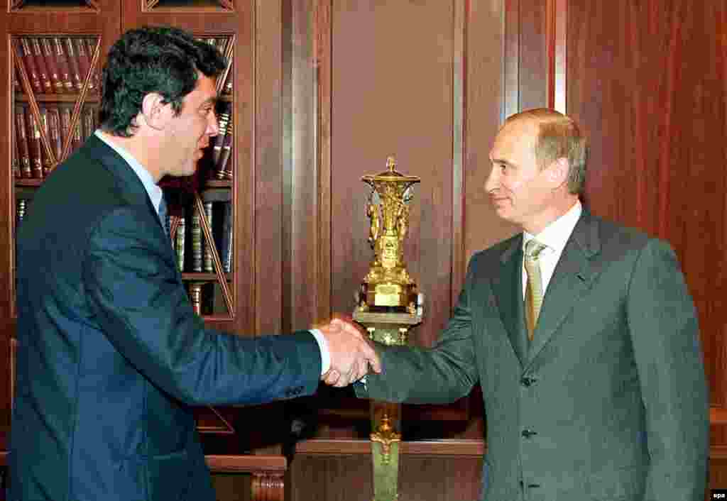 Президент Владимир Путин и лидер фракции "Союз правых сил" в Государственной думе Борис Немцов. Июль 2000 года. Немцов, в конце 1990-х называвшийся в числе возможных преемников Ельцина, позднее стал одним из самых резких критиков режима Путина, лидером так называемой "несистемной" оппозиции и был убит 27 февраля 2015 года в Москве на Большом Москворецком мосту, в нескольких сотнях метров от Кремля.