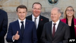 Presidenti i Francës Emmanuel Macron (i pari majtas), dhe kancelari gjerman Olaf Scholz (i pari djathtas) pas një takimi mes dy qeverive në afërsi të Berlinit, Gjermani, më 28 maj 2024.