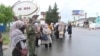 Жалал-Абад шаарында автобус күткөн дарыгерлер. 14-апрель 2020-жыл. 