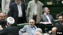 بحث بر سر مدرک تحصیلی علی کردان (نفر اول نشسته) در محافل سیاسی ایران بالا گرفته است.(عکس: فارس)