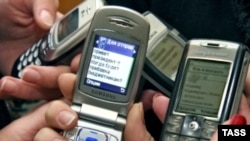 آنچه که از سوی رييس هيات مديره شرکت مخابرات، «SMS مخرب» خوانده شده، پيام های کوتاهی هستند که برخی شهروندان با انتشار آن، به ويژه همزمان با انتخابات دور پيشين رياست جمهوری، موضع گيری های سياسی خود از قبيل «تحريم انتخابات» را تبليغ می کردند.